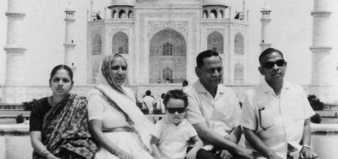 Dada (2. v.R.), Ba (2. v.L.) und MiSha am Taj Mahal (1969)